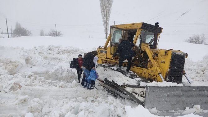 Şırnak’ta Kar Kalınlığı 2 Metreyi Buldu, Hastaya 5 Saat Sonra Ulaşıldı