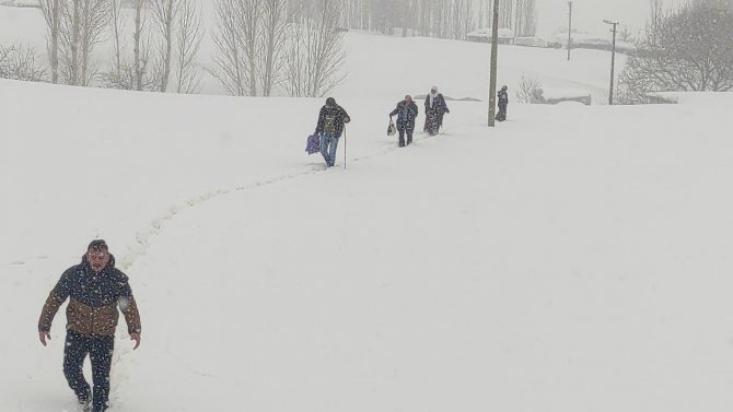 Şırnak’ta Kar Kalınlığı 2 Metreyi Buldu, Hastaya 5 Saat Sonra Ulaşıldı
