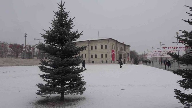 Sivas’a Yaz Gelmiyor, Kent Beyaza Büründü