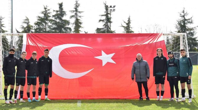 Denizlispor İdman Öncesi Türk Bayrağı Açarak Şehitleri Andı
