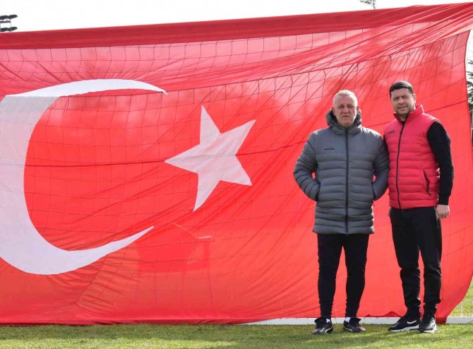 Denizlispor İdman Öncesi Türk Bayrağı Açarak Şehitleri Andı