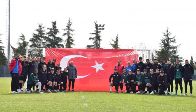 Denizlispor İdman Öncesi Türk Bayrağı Açarak Şehitleri Andı