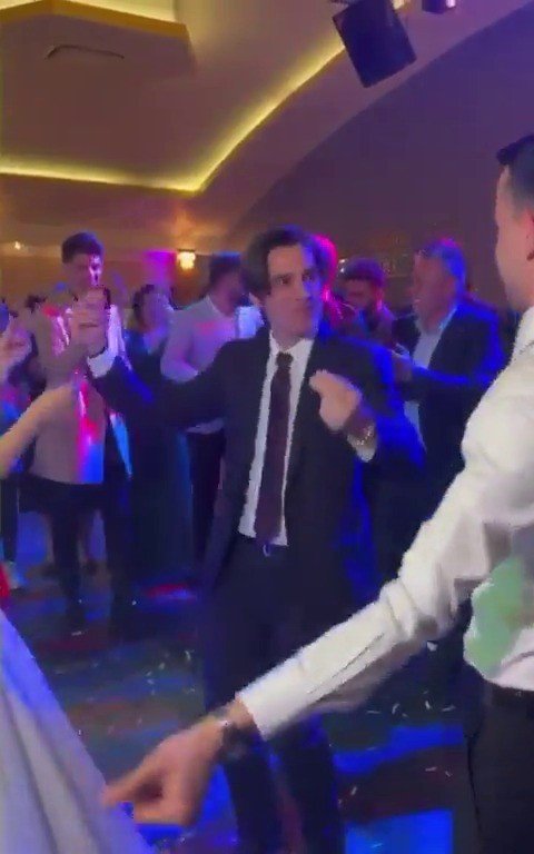 Montella, Düğünde Çiftetelli Oynadı
