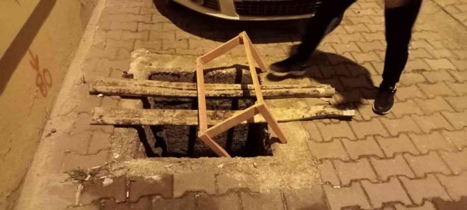 Su Saati Ve Rögar Kapağı Çalıp Kayıplara Karıştılar
