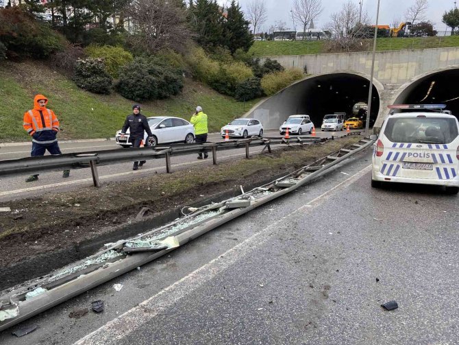 Ümraniye’de Kamyonet Bariyerlere Girerek Karşı Şeride Geçti: 1 Yaralı