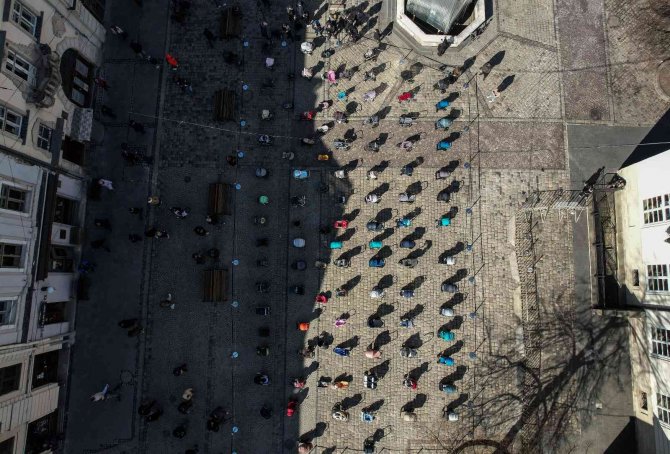 Lviv’de Rus Saldırılarında Ölen Çocuklar İçin Meydana 109 Bebek Arabası Bırakıldı