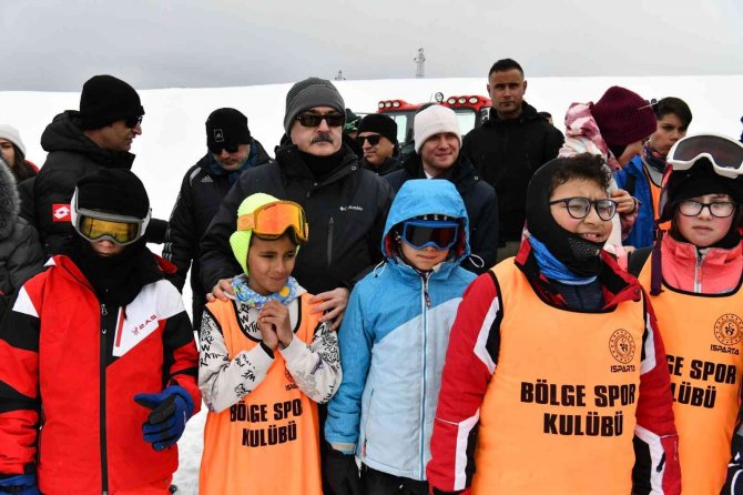 Valilik Kupası Alp Disiplini Kayak Ve Snowboard Yarışları Davraz’da Gerçekleşti