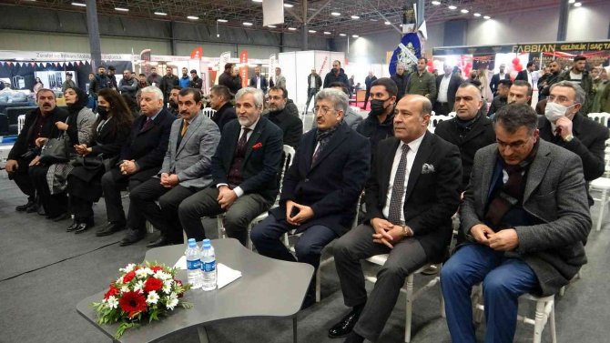 Van’da Yöresel Kıyafetler Defilesi Hayran Bıraktı