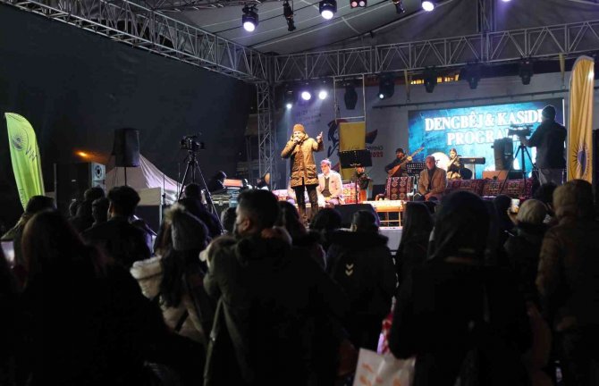 Van Shopping Fest Kapsamında Dengbêjler Sahne Aldı