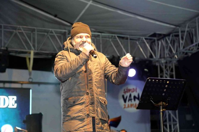 Van Shopping Fest Kapsamında Dengbêjler Sahne Aldı