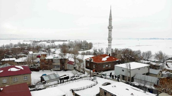 Vedaş Ekipleri, Karla Kaplı Leylek Yuvalarına Yem Bıraktı