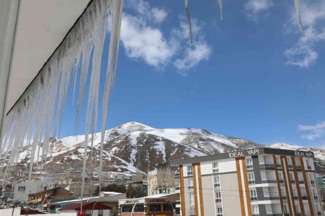 Çatılarda Oluşan 3 Metrelik Buz Sarkıtları Tehlikeye Neden Oluyor