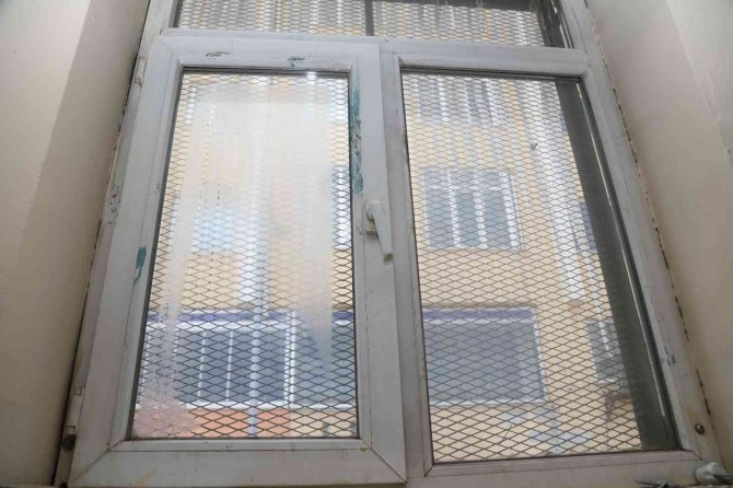 Çatılarda Oluşan 3 Metrelik Buz Sarkıtları Tehlikeye Neden Oluyor