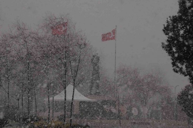 Yalova’da Kar Yağışı Hayatı Olumsuz Etkiliyor