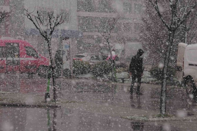 Yalova’da Kar Yağışı Hayatı Olumsuz Etkiliyor