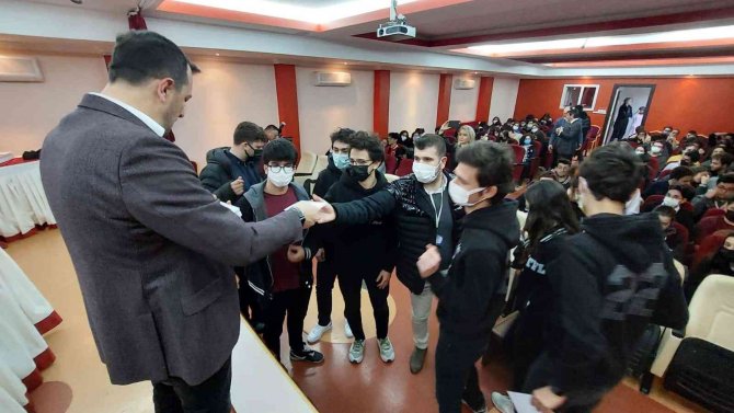 ’Z’ Kuşağı Bayram Edecek: Lise Son Sınıf Öğrencilerine Ücretsiz Yiyecek-içecek Ve 2 Gb İnternet