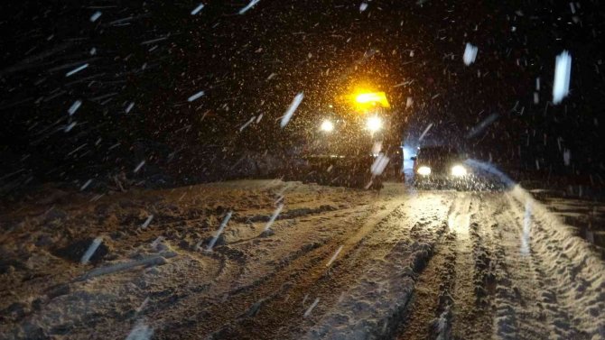 Zonguldak’ta Yoğun Kar Sürücülere Zor Anlar Yaşattı