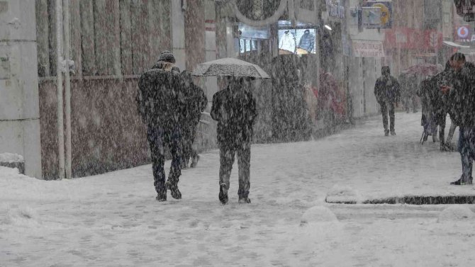 Aniden Bastıran Kar Hayatı Olumsuz Etkiledi