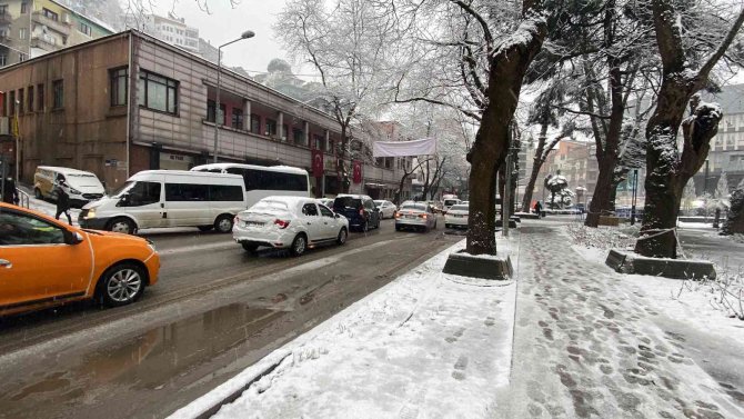 Zonguldak’ta Kar Etkisini Sürdürüyor, 107 Köy Yolu Ulaşıma Kapalı