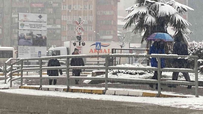 Zonguldak’ta Kar Etkisini Sürdürüyor, 107 Köy Yolu Ulaşıma Kapalı