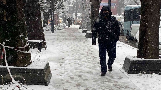 Zonguldak’ta Kar Etkisini Sürdürüyor, 107 Köy Yolu Ulaşıma Kapalı