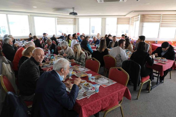Başkan Yücel Yaşlıları Yemekte Ağırladı