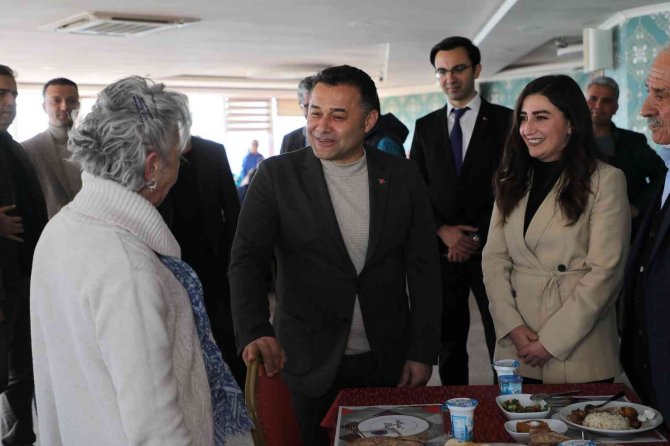 Başkan Yücel Yaşlıları Yemekte Ağırladı
