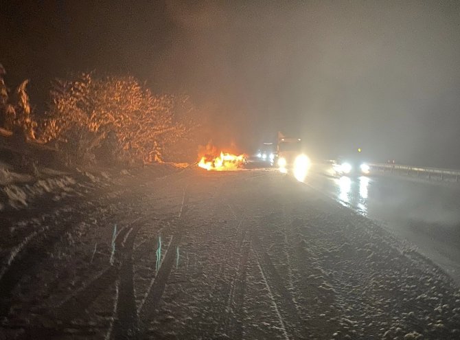 Tem Otoyolunda Otomobil Alev Alev Yandı