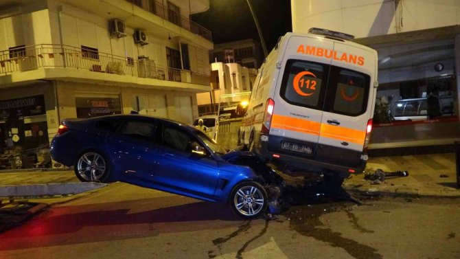 Hasta İhbarına Giden Ambulans Otomobille Çarpıştı: 5 Yaralı