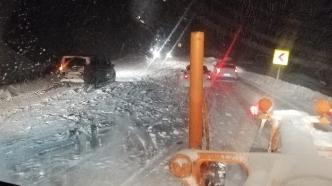 Antalya-konya Karayolu Yoğun Kar, Tipi Ve Buzlanma Nedeniyle Tırların Geçişine Kapatıldı