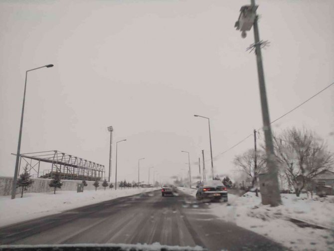 Ardahan’da Kar Yağışı Nedeniyle 106 Köy Yolu Ulaşıma Kapandı
