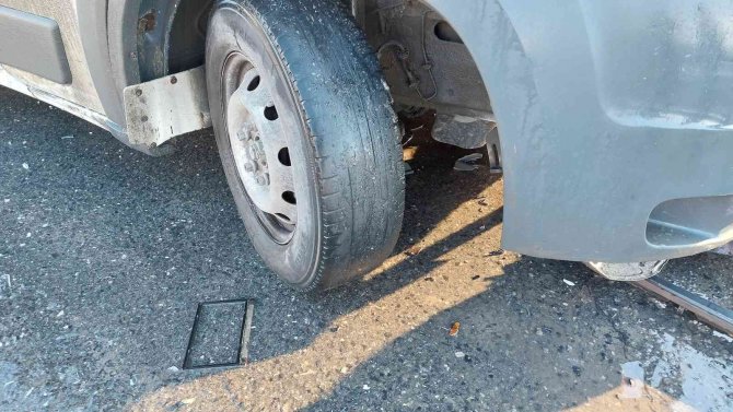 Avcılar’da Servis Minibüsü Kamyonete Çarptı: 1 Yaralı
