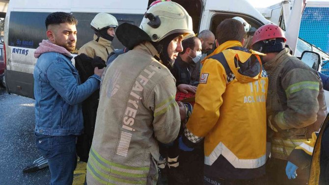 Avcılar’da Servis Minibüsü Kamyonete Çarptı: 1 Yaralı