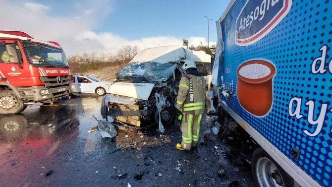 Avcılar’da Servis Minibüsü Kamyonete Çarptı: 1 Yaralı