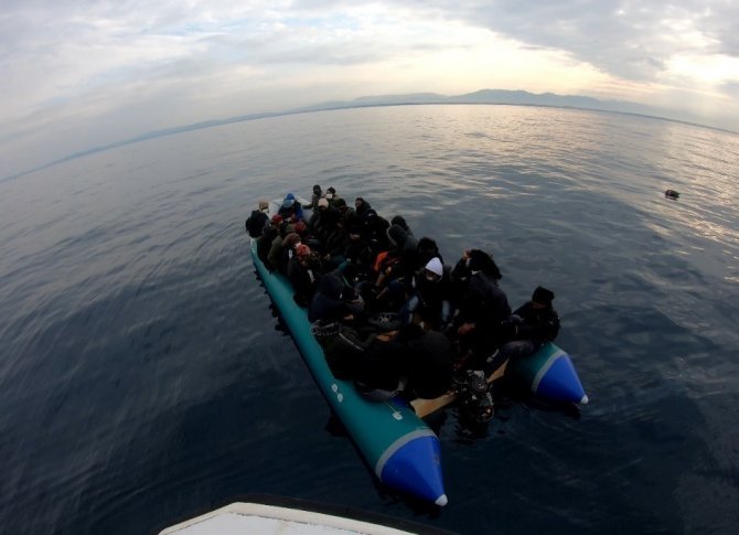 Ayvalık’ta 60 Göçmen Kurtarıldı