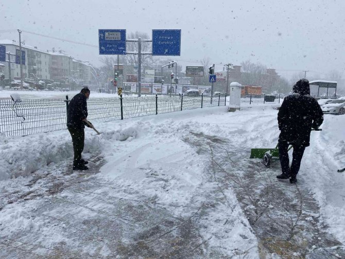 Bartın’da Kar Yağışı Nedeniyle 210 Köy Yolu Kapandı