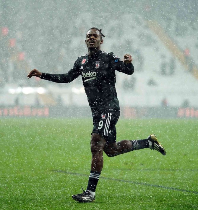 Batshuayi Golü Attı, Top Değişti!