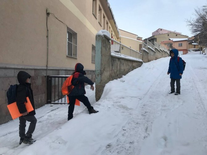 Bayburt’ta Kar Yağışı Etkisini Sürdürüyor