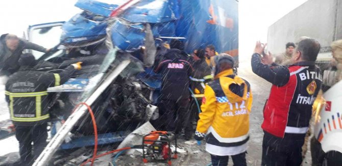 Bitlis’te Kargo Kamyonu İle Tır Çarpıştı: 1 Ağır Yaralı
