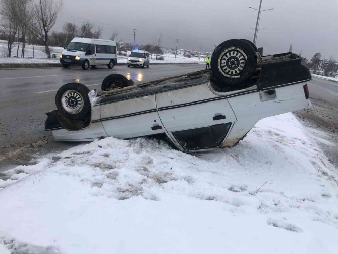Orta Refüje Çarpan Otomobil Takla Attı: 1 Yaralı