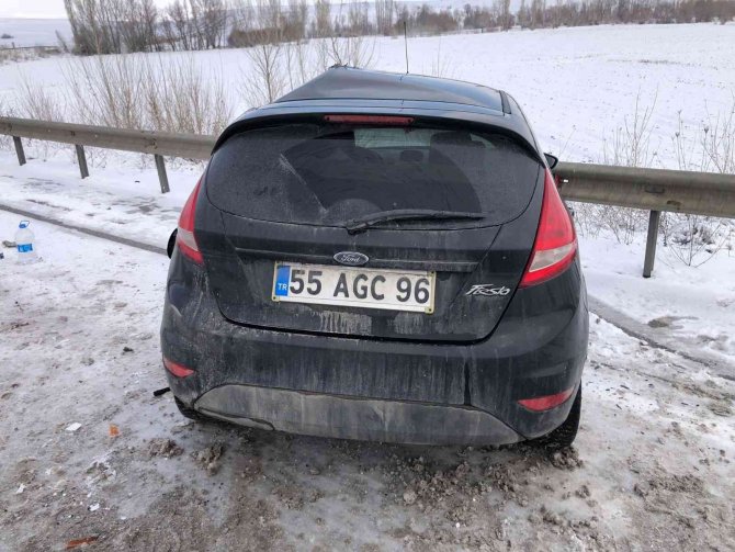 Kontrolden Çıkan Otomobil Tıra Arkadan Çarptı: 2 Yaralı