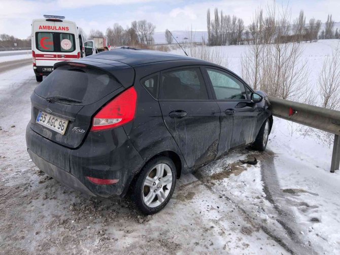 Kontrolden Çıkan Otomobil Tıra Arkadan Çarptı: 2 Yaralı