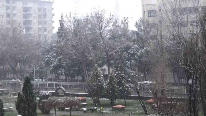 Diyarbakır, Mart Ortasında Beyaza Büründü