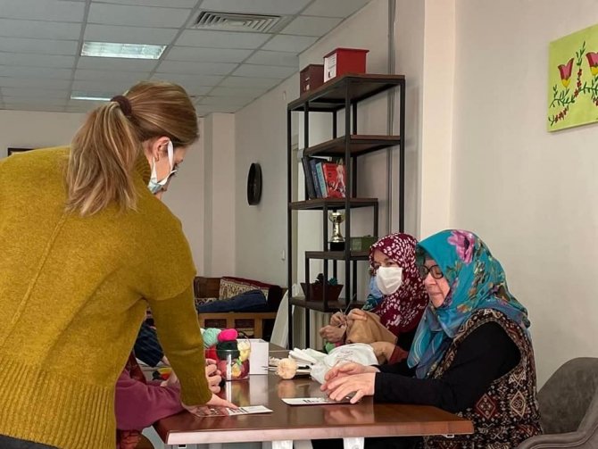 Sağlıkçılar Yaşlılara Saygı Haftasını Huzurevinde Geçirdi