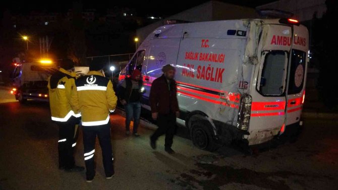 Tokat’ta Ambulansla Otomobil Çarpıştı: 3 Sağlıkçı Yaralandı