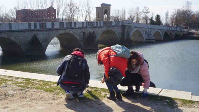 Soğuk Havaya Aldırış Etmeden Çevre Temizliği İçin Kolları Sıvadılar