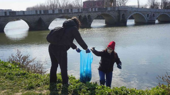 Soğuk Havaya Aldırış Etmeden Çevre Temizliği İçin Kolları Sıvadılar
