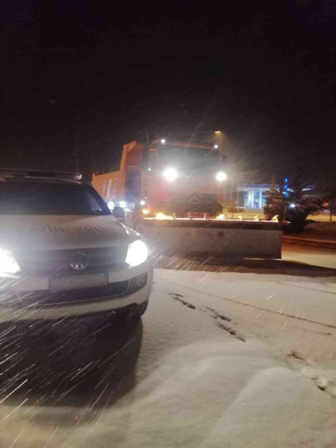 Elazığ’da Kar Yağışından Dolayı Ekipler Seferber Oldu