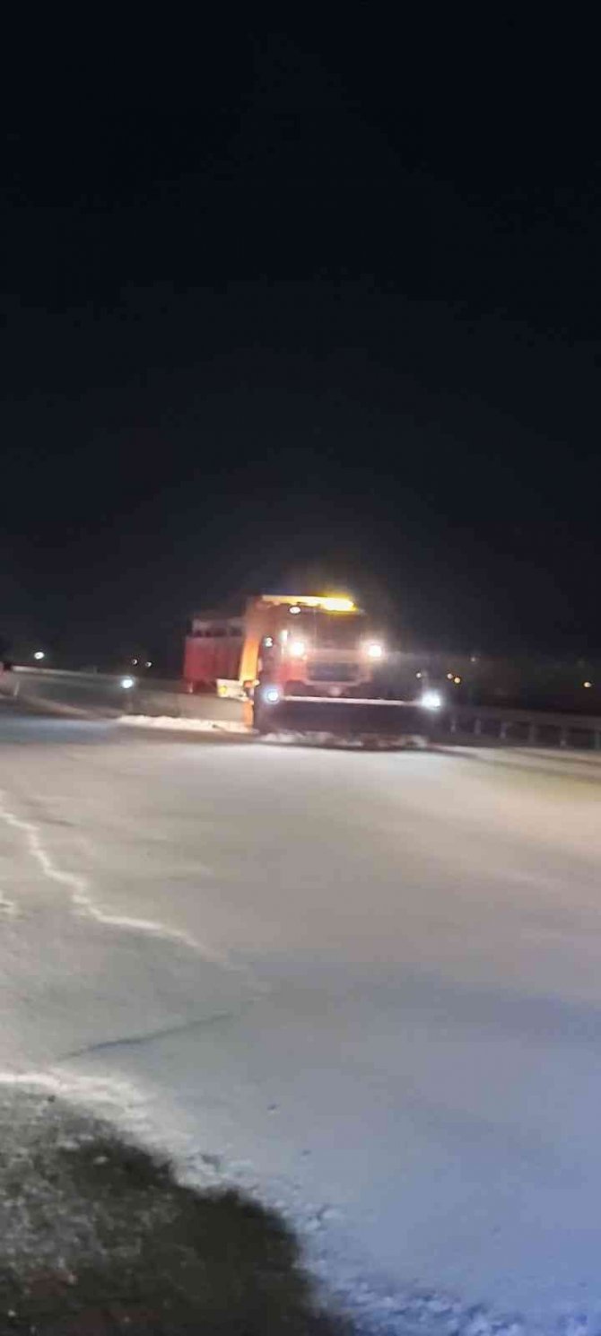 Elazığ’da Kar Yağışından Dolayı Ekipler Seferber Oldu