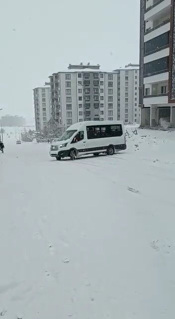 Kar Nedeniyle Yollar Buz Pistine Döndü, Araç Sürücüleri Zor Anlar Yaşadı